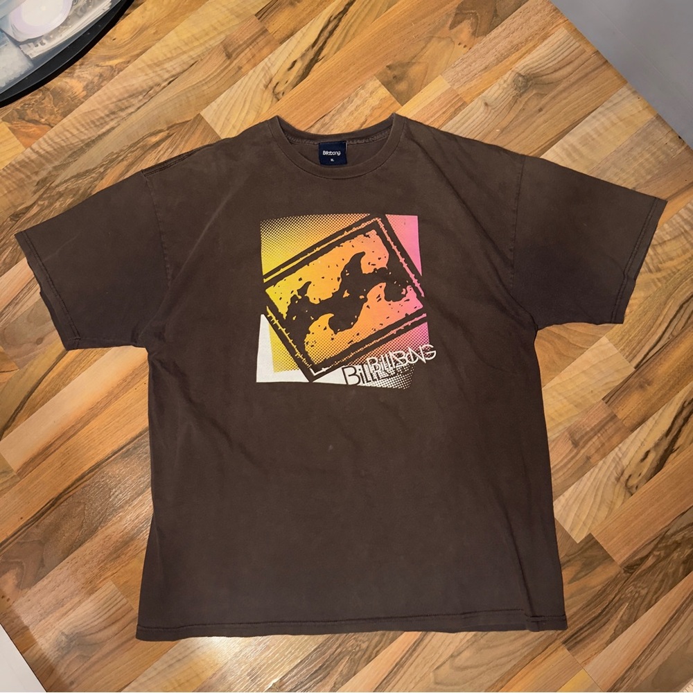 Billabong Y2K short-sleeved t-shirt in a dark brown color with a graphic print